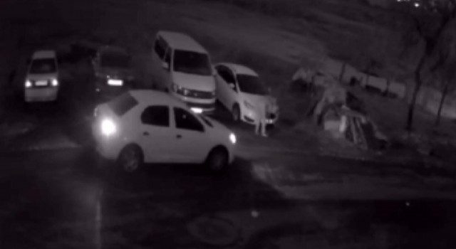 Başakşehirde plaka hırsızlığı kamerada