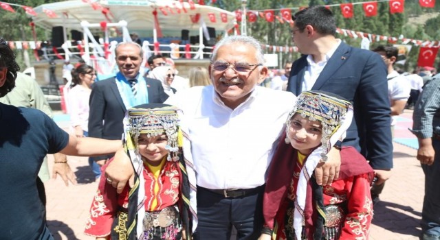 Başkan Büyükkılıç verdiği sözü tuttu, öğrenciler Zafer Bayramında bisikletlerine kavuştu