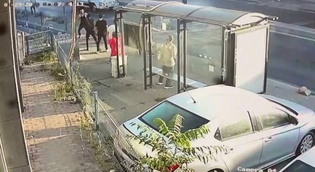 Bayrampaşada elinde bıçakla vatandaşları tehdit eden saldırgana polis müdahalesi