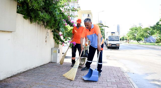 Belediye Başkanı, sokak temizliği yaptı