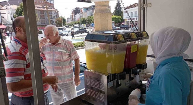 Belediyeden vatandaşlara soğuk limonata ikramı