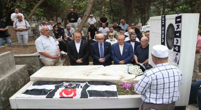 Beşiktaşın Onursal Başkanı Süleyman Seba kabri başında anıldı