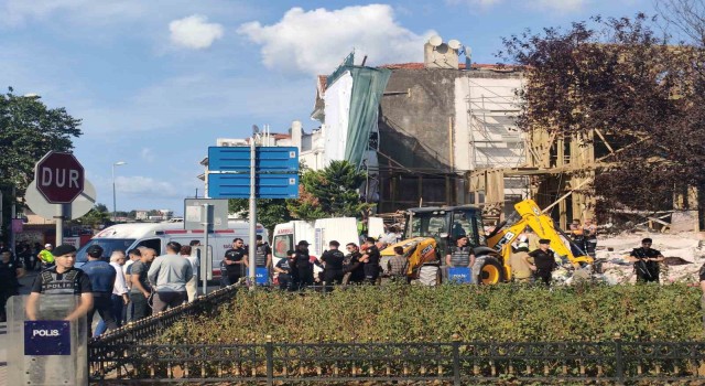 Beşiktaşta restorasyon yapılan binadaki çökme