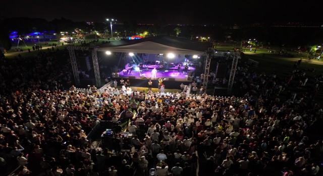 Binlerce kişi Fettah Canın şarkılarıyla zafer coşkusu yaşadı
