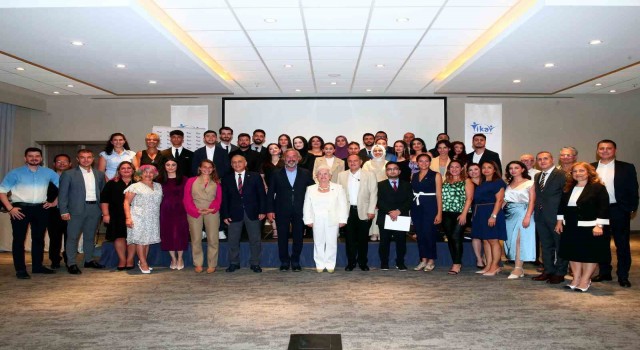 Bireysel Gelişim Programı  yeni mezunlarını verdi