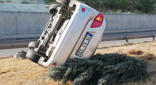 Burdurda kontrolden çıkan otomobil takla attı, 4 kişi yaralandı