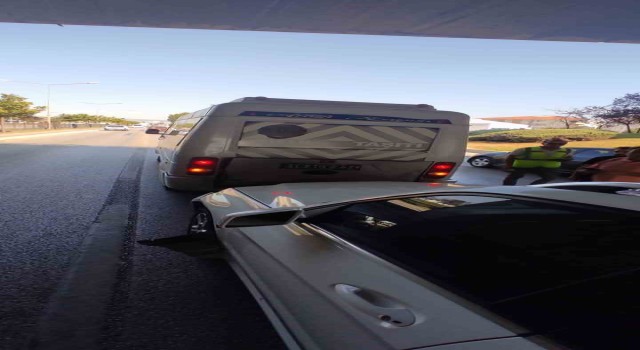 Bursada otomobil servis midibüsü ile çarpıştı: 5 yaralı