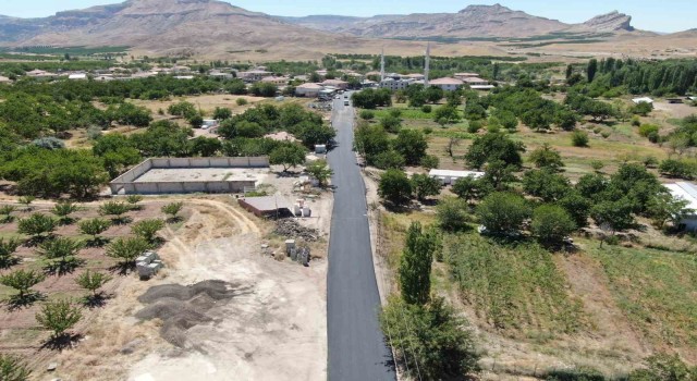 Büyükşehrin Akçadağdaki yol çalışmaları sürüyor