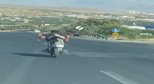 Canını hiçe saydı, motosikleti yatarak sürdü: O anlar kamerada