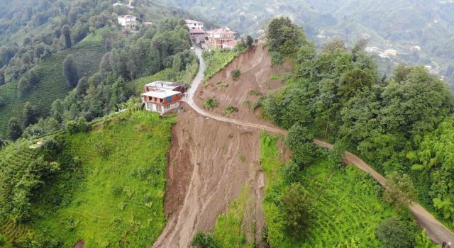 Çayelinde 11 evin boşaltılmasına neden olan heyelan havadan görüntülendi