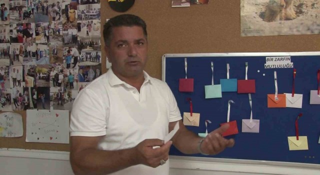 Çekmeköyde muhtar, zarflar ile 600 ihtiyaç sahibine mutluluk taşıdı