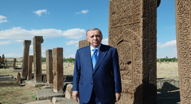 Cumhurbaşkanı Erdoğan, Ahlat Selçuklu Mezarlığını ziyaret etti