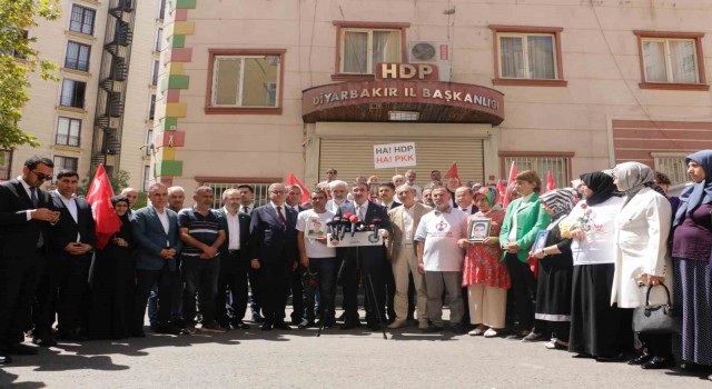 Cumhurbaşkanı Yardımcısı Cevdet Yılmaz, Diyarbakır anneleriyle bir araya geldi