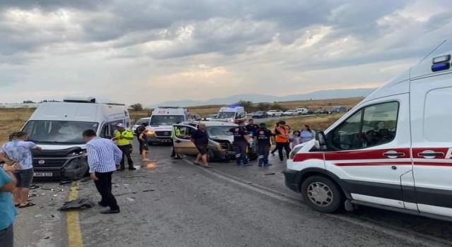 Denizlide karavan ile hafif ticari araç çarpıştı: 2si ağır 9 kişi yaralandı