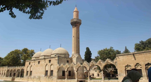 Depremde hasar gören Dergah ve Rızvaniye camilerinin minareleri restore edildi