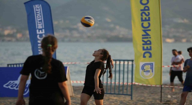 Derincede plaj voleybolu turnuvası kıyasıya mücadele ile başladı