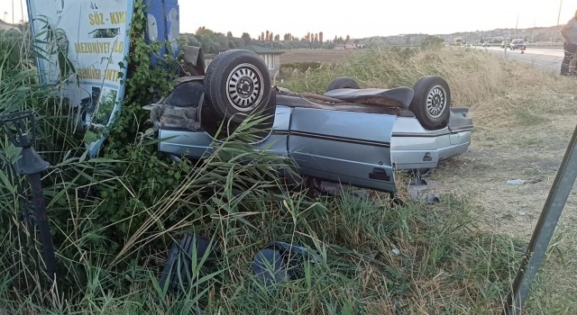 Devrilen otomobilin sürücüsü ölümden döndü