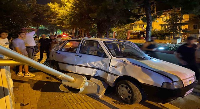 Direksiyon hakimiyetini kaybedip park halindeki araçlara çarptı, olay yerinden koşarak kaçtı