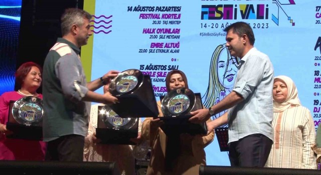 Dokuma sanatçısı Neziroğlu Şilede “Yıldızlara Nakşetmek” adlı performansını sergiledi