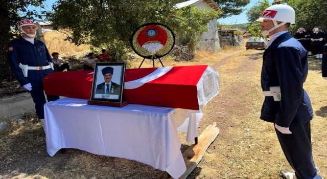 Domaniçte vefat eden Kıbrıs gazisi Şerif Kaptan toprağa verildi