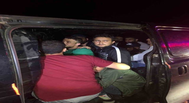 Edirnede 1 insan kaçakçısı ile birlikte 22 göçmen yakalandı
