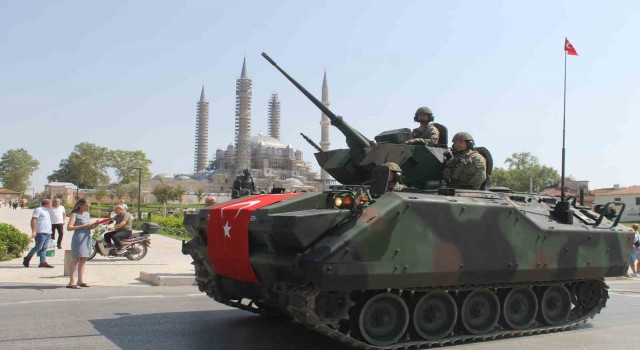 Edirnede 30 Ağustos töreninde askeri birlikler hayran bıraktı