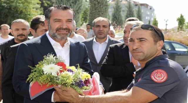 Elazığ Belediyesi çalışanlara yüzde 103 zam yaptı, Başkan Şerifoğulları, davul klarnet eşliğinde çiçeklerle karşılandı