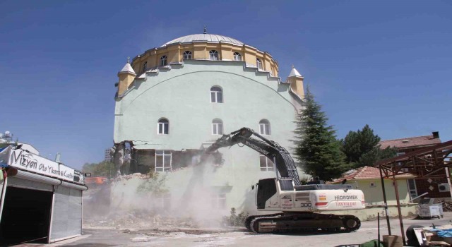 Elazığda 50 yıllık caminin yıkımına başlandı
