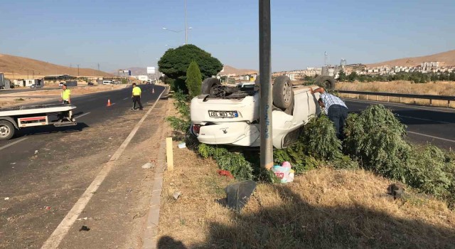 Elazığda aydınlatma direğine çarpan otomobil takla attı: 4 yaralı