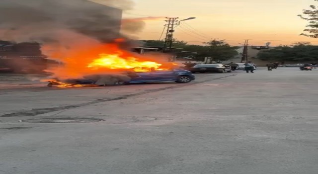 Elazığda seyir halindeki otomobil alev topuna döndü