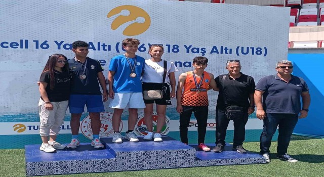 Elazığlı sporcu uzun atlamada Türkiye üçüncüsü oldu