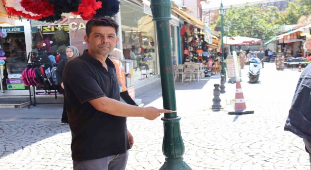 Elektrik direğine Türk bayrağı asan esnaf aldığı uyarıya şaşırdı kaldı