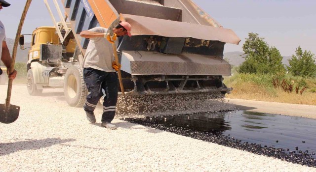 Elmalı-Akçay grup yolunda sathi asfalt çalışması başladı