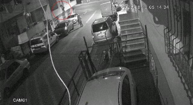 Eve Örümcek Adam gibi tırmandı, telefonu çalıp kayıplara karıştı: O anlar kamerada