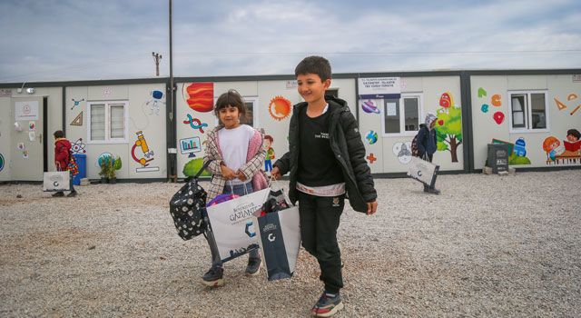 Gaziantep Büyükşehir Belediyesinden afetzede öğrencilere destek