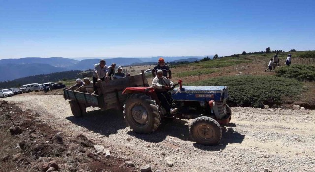 Geleneksel bayrama ulaşabilmek için traktörlere bindiler