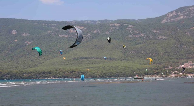 Gökova Körfezini kitesurfçüler renklendiriyor