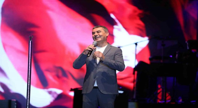 Gölbaşında 30 Ağustos Zafer Bayramı sanatçı Zara ile kutlandı