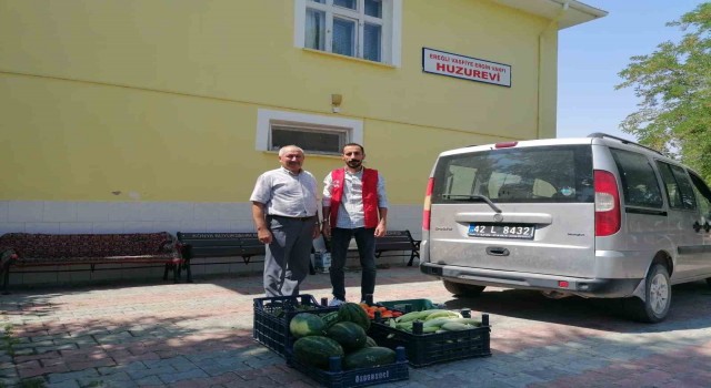 Gönüllü öğrencilerin yetiştirdiği sebze ve meyveler ihtiyaç sahiplerine ulaştırıldı