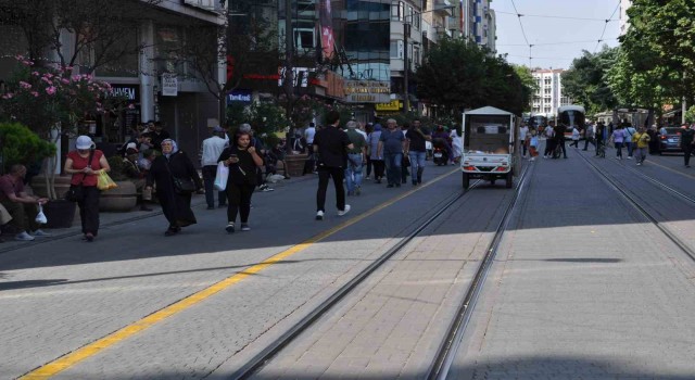 Güneşli alanlardan kaçınan vatandaşlar gölgelerde kalabalık oluşturdu