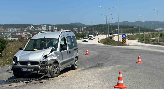 Hafif ticari araç ile minibüs çarpıştı: 3 yaralı