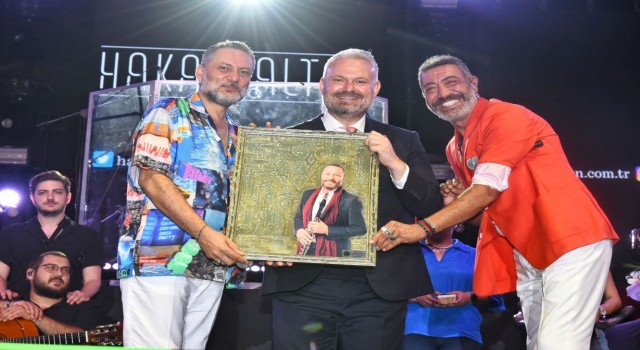 Hakan Altun ve Hüsnü Şenlendiriciden zafer konseri