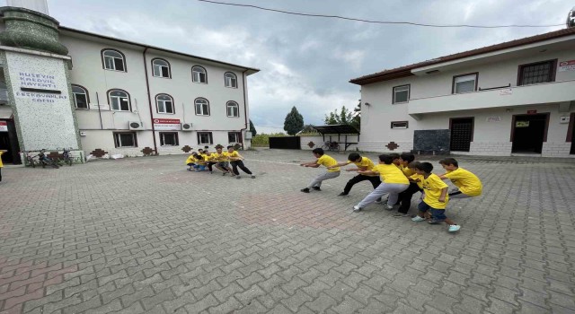 Her gün farklı etkinlik düzenliyor, çocuklar camiye akın ediyor