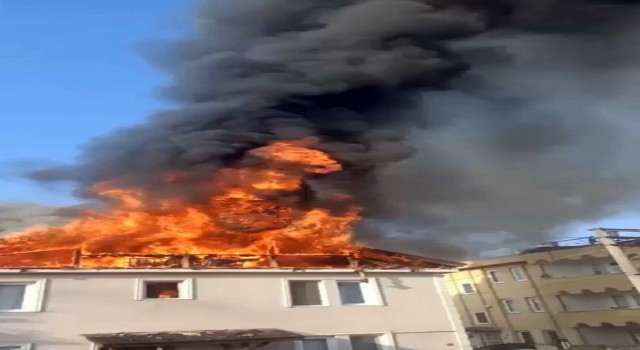 İki katlı evin çatısı alev topuna döndü: O anlar kameraya yansıdı