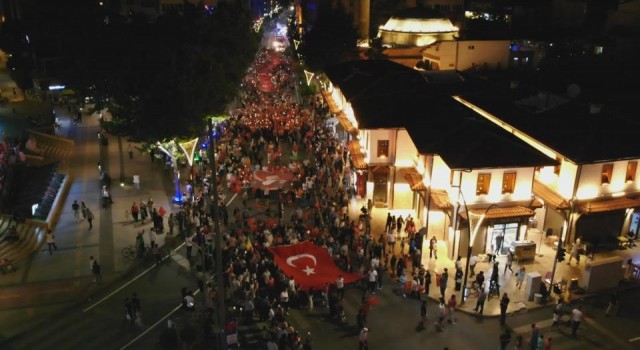 Ispartada Zafer Bayramı coşkusu fener alayı ile devam etti