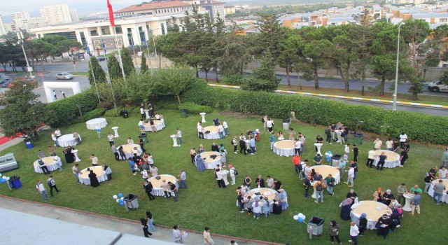İzin dönüşü çalışanlara kırmızı halılı karşılama