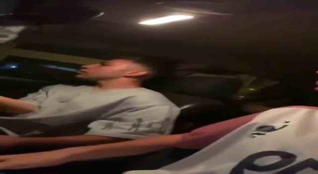 İzmirde gençlerin yaşadığı kaza anı kamerada