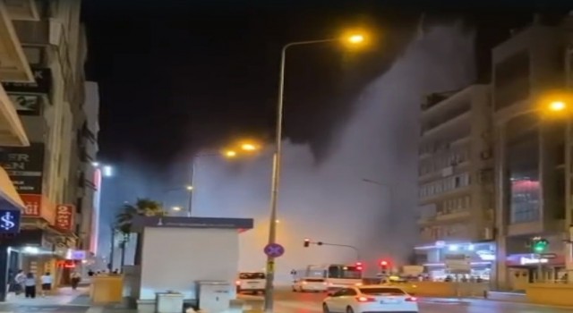 İzmirde su borusu patladı, trafik durma noktasına geldi