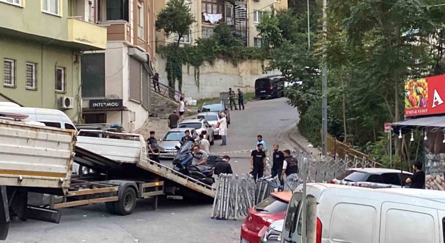Kağıthanede 2 polisin yaralandığı 1 saldırganın öldüğü uyuşturucu operasyonundaki sokakta incelemeler devam ediyor