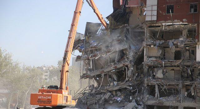 Kahramanmaraş'ta Ağır Hasarlı Binaların Yıkımı Sürüyor